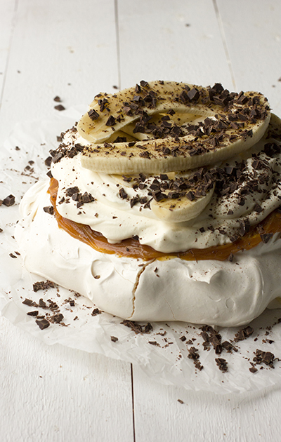 Pavlova med banan og karamell - Kakefabrikken