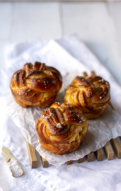 Flettede kanelboller med havsalt