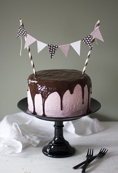 Mørk sjokoladekake med bringebærkrem