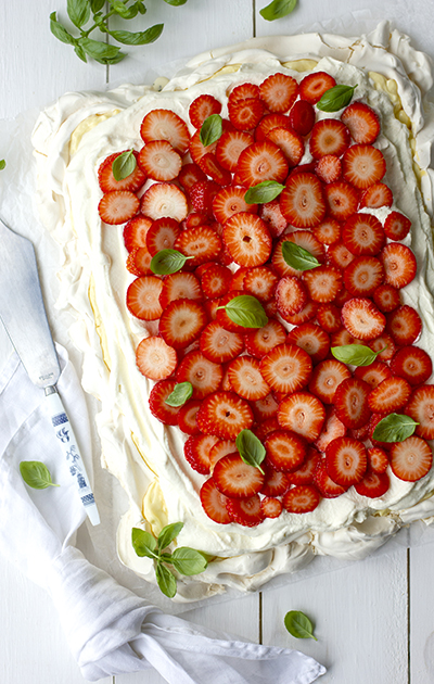 Pavlova i langpanne med jordbær