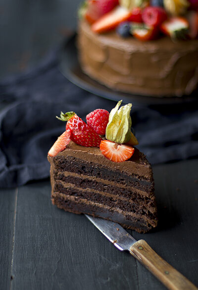 Fudgy sjokoladekake med friske bær