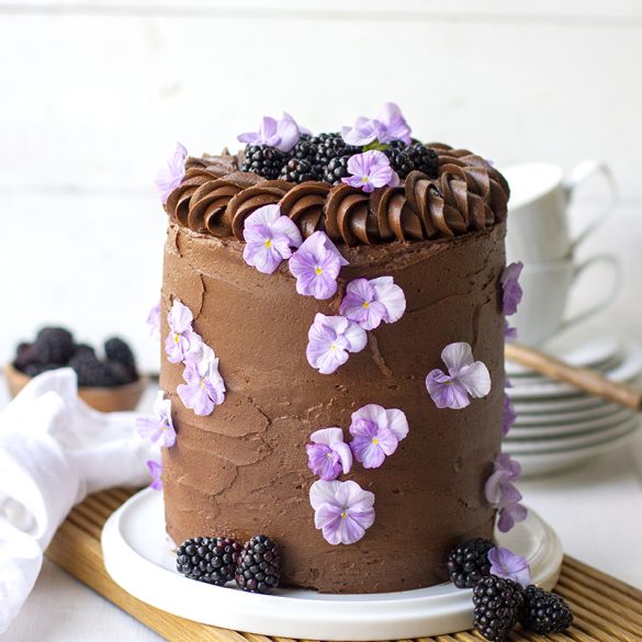 Sjokoladekake med bjørnebærkrem