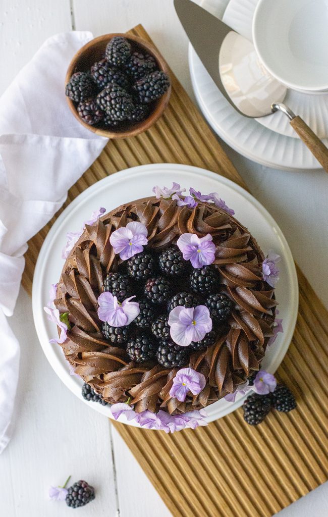 Sjokoladekake med bjørnebærkrem