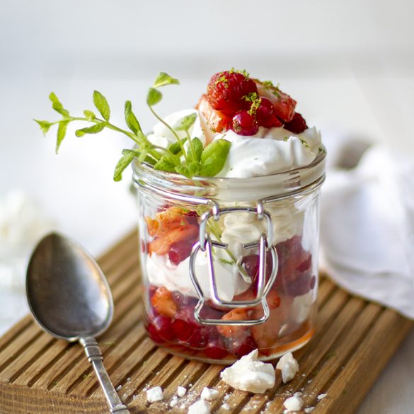 Eton mess med limemarinerte røde bær